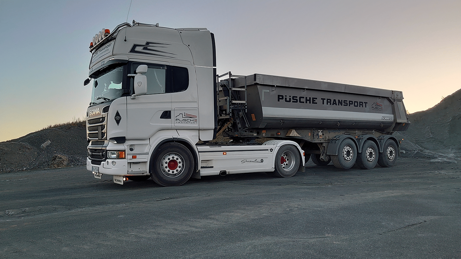 Olaf Püsche und sein Transportunternehmen Püsche Transport, Sattelzugmaschine, Kippsattel, Experten für Futtermitteltransport, Agrartransporte, Baustoffhandel, Abfalltransportgenehmigung und Auflieger Überführung in Dresden